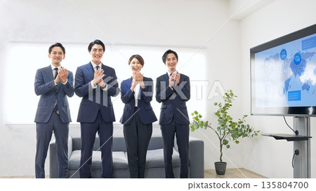 一群商務人士在辦公室排成一列鼓掌 135804700
