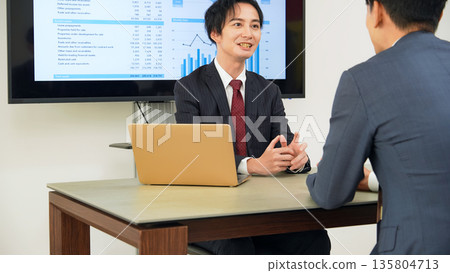 一群男性商務人士正在辦公室接受面試。 135804713