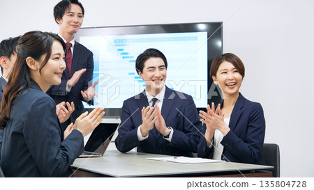 一群商務人士在辦公室鼓掌 135804728