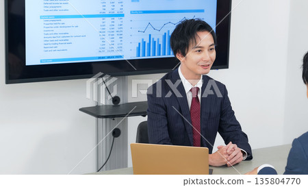 Group of business people meeting in an office Group of business people meeting in an office 135804770