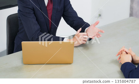 Group of business people meeting in an office Group of business people meeting in an office 135804787