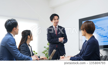 一群商務人士在辦公室開會 135804793