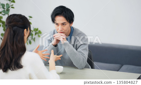 一對情侶在房間裡爭吵 一對情侶在房間裡爭吵 135804827
