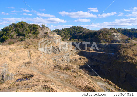 從桌山上可以看到千葉縣的木野桐山、白子山和房總大峽谷。 從桌山上可以看到千葉縣的木野桐山、白子山和房總大峽谷。 135804851