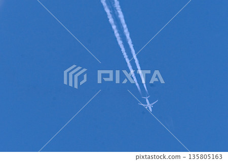 飛機飛行時留下的尾跡 135805163