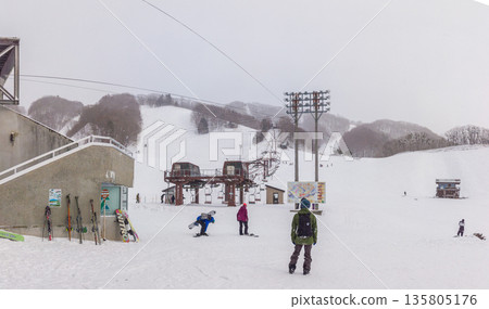 平日里，人們在群馬縣片科村尾瀨戶倉雪地公園享受冬季運動和雪景。 135805176
