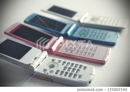 一部老式翻蓋手機放在白色背景上 135805599
