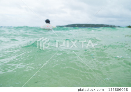 blue water, ocean, sea 135806038