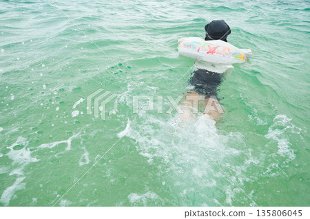 blue water, ocean, sea 135806045