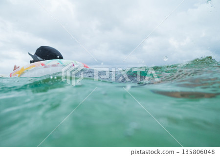 blue water, ocean, sea 135806048