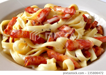 Tagliatelle carbonara close-up Tagliatelle carbonara close-up 135806472