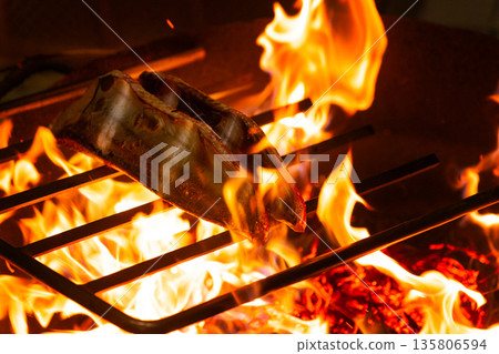 Hearty! Tosa straw-grilled bonito tataki Hearty! Tosa straw-grilled bonito tataki 135806594