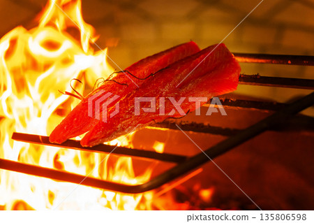 Hearty! Tosa straw-grilled bonito tataki 135806598