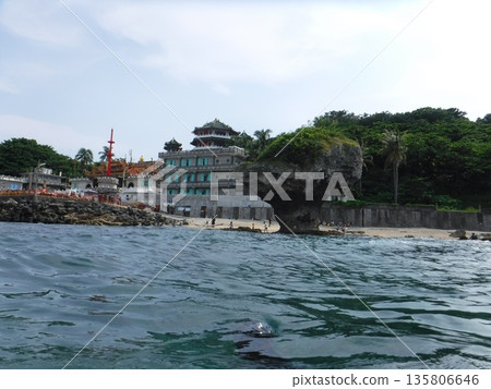 海岸和奇異的岩石 135806646