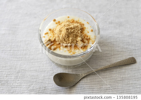 優格配黃豆粉和勺子 135808195