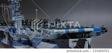 美國海軍護航航空母艦 CVE-73「甘比爾灣」號,長谷川 1:350 比例模型。 美國海軍護航航空母艦 CVE-73「甘比爾灣」號,長谷川 1:350 比例模型。 135809701