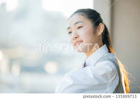 放學後,一名國中女生向窗外望去。 放學後,一名國中女生向窗外望去。 135809713