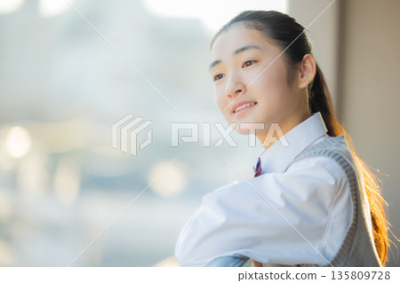 放學後，一名國中女生向窗外望去。 135809728