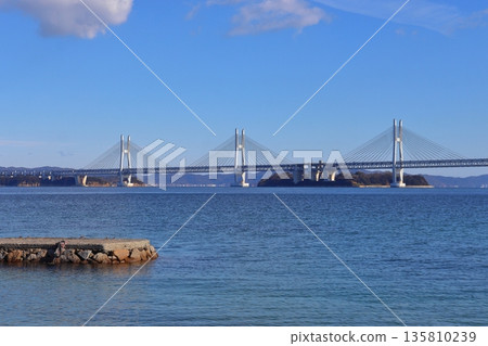 從志久列島本島（新座池海岸）眺望瀨戶大橋和岩黑島的景色 135810239