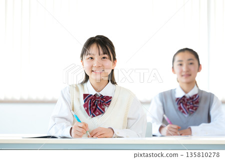 在補習班學習的初中女孩 135810278