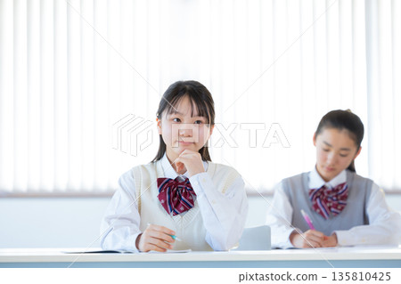 在補習班學習的初中女孩 在補習班學習的初中女孩 135810425