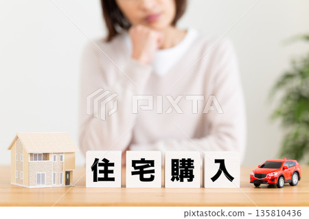 一位中年婦女在購屋過程中遇到重重阻礙。 135810436