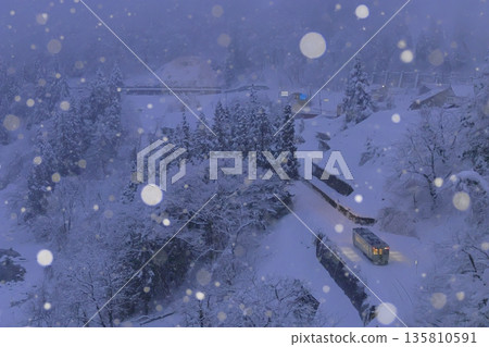 下雪的飯山線 135810591