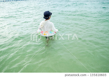 blue water, ocean, sea 135810603
