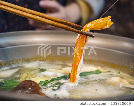 A winter treat: blissful piping hot crab shabu-shabu A winter treat: blissful piping hot crab shabu-shabu 135810669