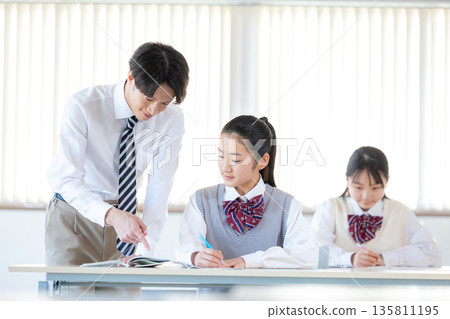 在補習學校學習的學生和老師 135811195