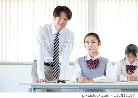 在補習學校學習的學生和老師 135811197