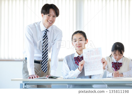 一名國中女生正在展示答案紙 135811198