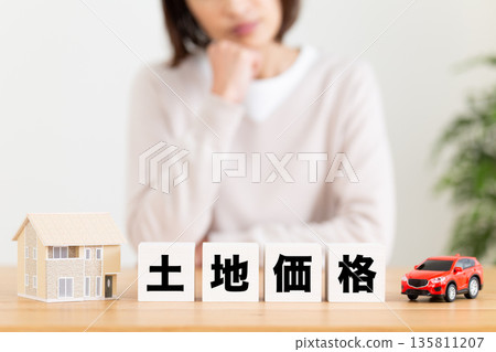 Middle-aged woman worries about land price blockage 135811207