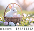 籃子裡裝著五彩繽紛的彩蛋和一隻白兔。 135811342