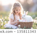 在溫暖的陽光下，一個女孩、一隻兔子和一顆蛋。 135811343