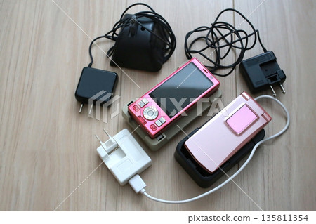 老式手機充電器 135811354