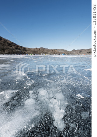 赤城山大沼湖面冒著冰泡,遠處有人在釣胡瓜魚。 赤城山大沼湖面冒著冰泡,遠處有人在釣胡瓜魚。 135811458