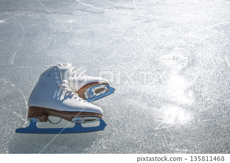 冰上滑冰 冰上滑冰 135811468