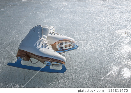 冰上滑冰 135811470