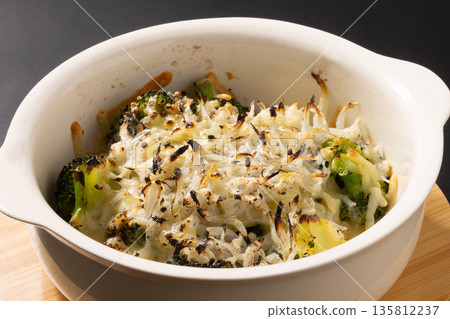 烤西蘭花、起司和銀魚 135812237