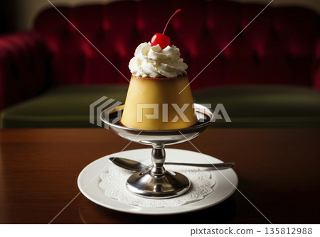 布丁淋上鮮奶油和櫻桃 135812988