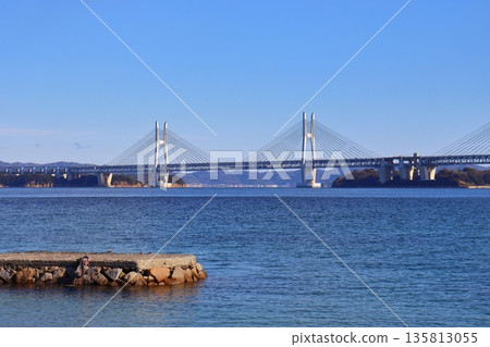 從志久列島本島(新池海岸)眺望瀨戶大橋和鷲羽山 從志久列島本島(新池海岸)眺望瀨戶大橋和鷲羽山 135813055