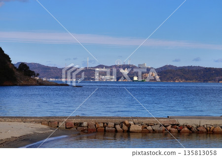 從Shiwaku群島的主島(岡山縣倉敷市)看到的鷲水山 從Shiwaku群島的主島(岡山縣倉敷市)看到的鷲水山 135813058