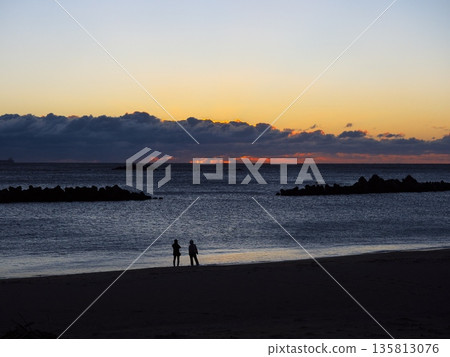 伊勢志摩初冬：黎明時分從千鳥濱海灘眺望日出 135813076