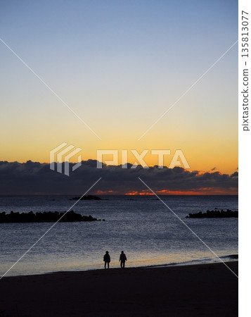 Early winter in Ise-Shima: View of the sunrise from Chidorihama Beach at dawn 135813077
