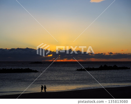 伊勢志摩初冬：黎明時分從千鳥濱海灘眺望日出 135813080