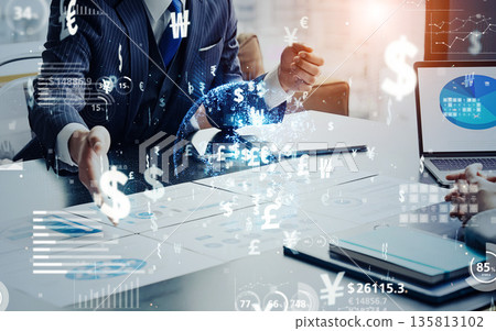 一群商業人士的會議和金融科技概念 135813102
