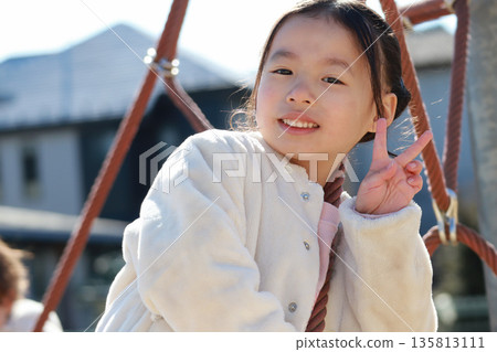 使用在一個公園的女孩在冬天 135813111