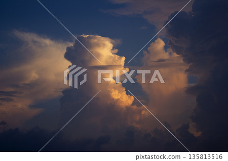 It is a cumulonimbus cloud that receives late afternoon sunlight. It is a cumulonimbus cloud that receives late afternoon sunlight. 135813516