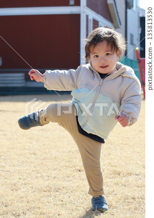 兩歲小孩在冬季公園玩耍 135813530